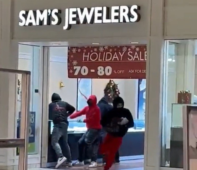 gang-of-thieves-target-bay-area-mall;-sam’s-jewelers-and-lululemon-store-robbed-(video)