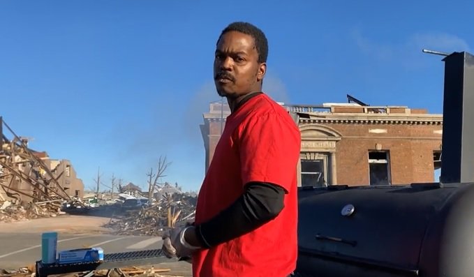 good-samaritan-shows-up-in-kentucky-after-horrendous-tornado-outbreak-on-saturday-morning-with-food-and-water