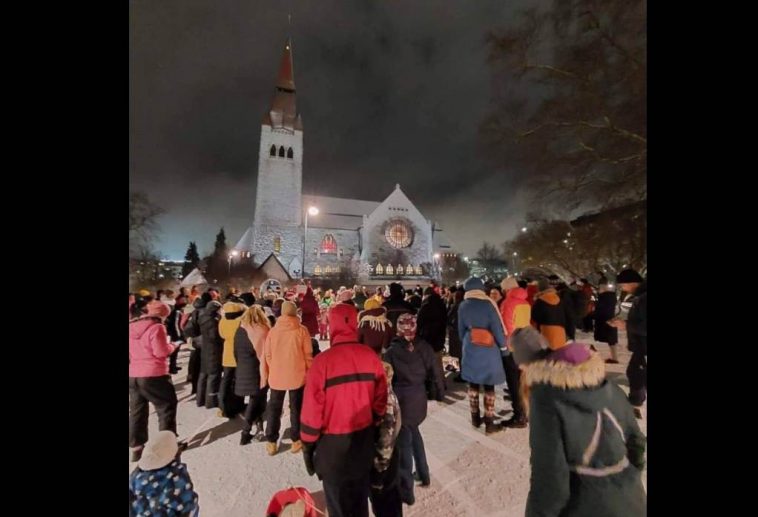 finnish-churches-require-proof-of-vaccination-to-enter-christmas-concerts-—-so-unvaxxed-stand-outside-and-sing-their-own-christmas-songs