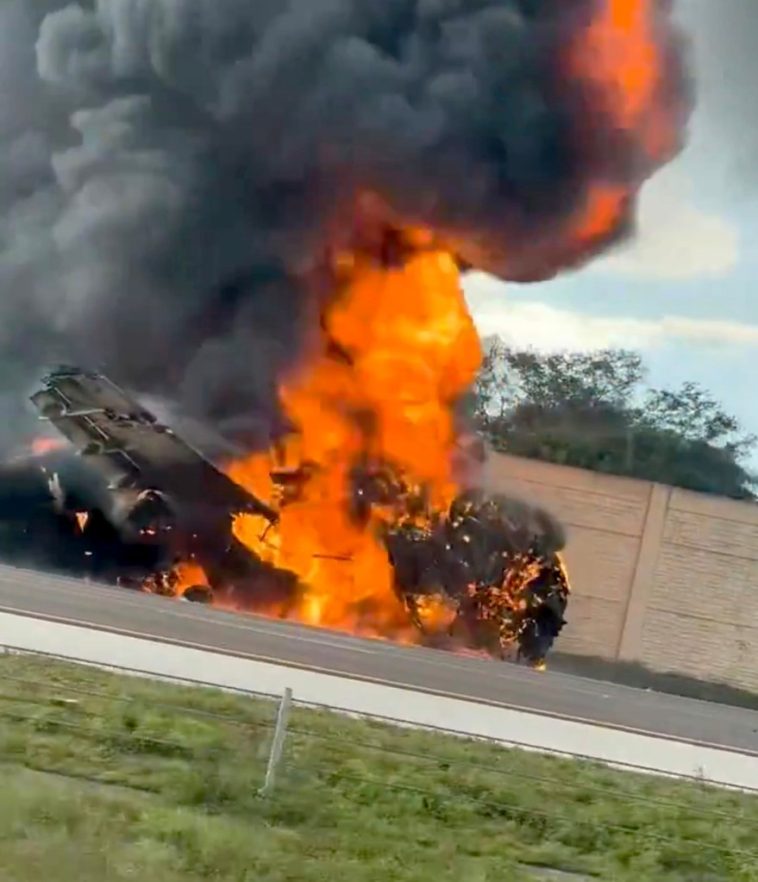 at-least-2-dead-after-fiery-plane-crash-on-florida-highway-near-wealthy-naples-enclave