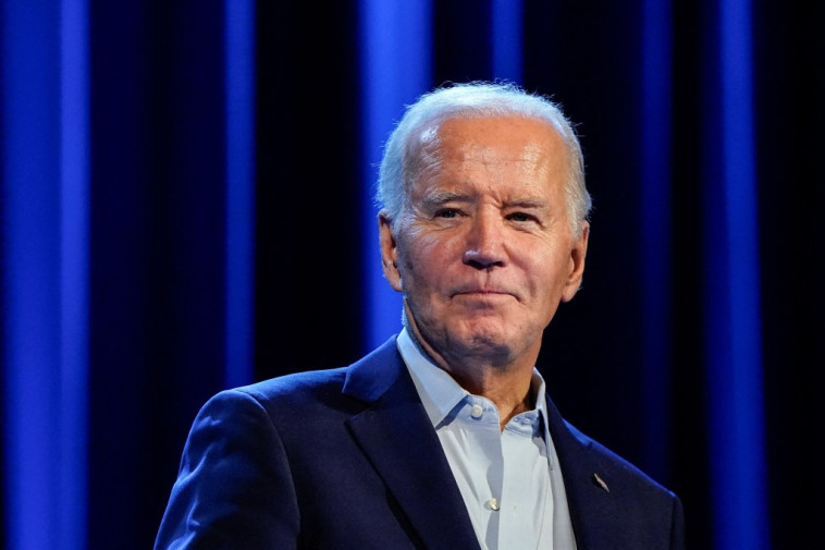 biden-pokes-fun-at-boeing,-quips,-‘i-don’t-sit-by-the-door’-on-air-force-one 