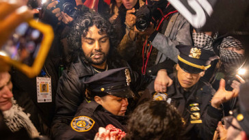 watch:-pro-palestinian-protesters-clash-with-police-in-nyc