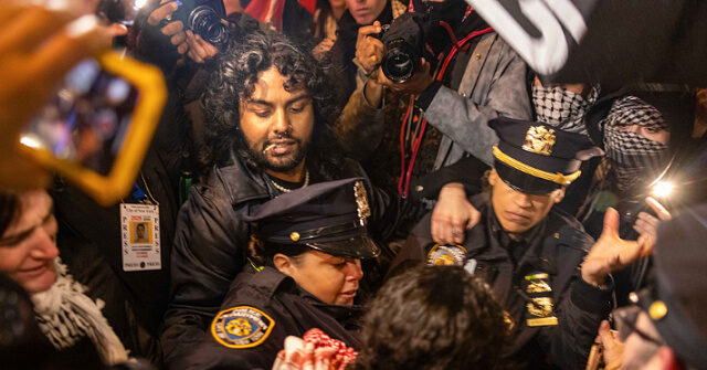 watch:-pro-palestinian-protesters-clash-with-police-in-nyc