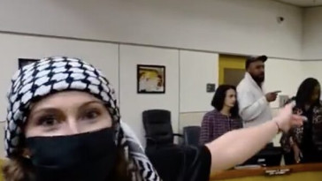 watch:-antisemitic-riot-at-berkeley-city-council-meeting-on-holocaust;-mayor-condemns