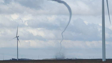 tornado-injures-2-in-kansas-as-dangerous-storms-race-across-midwest