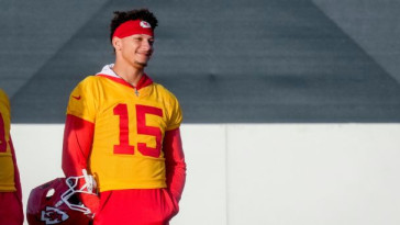 patrick-mahomes-begins-offseason-workouts-with-chiefs-receivers,-backs