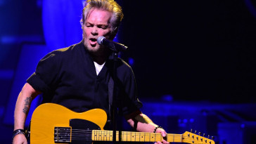 john-mellencamp-leaves-stage-during-concert-after-heckler-says-‘just-play-some-music’;-audience-left-wondering-if-show-will-continue
