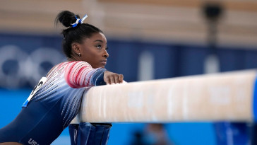 simone-biles-recalls-fearing-the-worst-after-suffering-‘twisties’-in-2020-olympics:-‘america-hates-me’