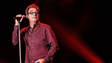 huey-lewis-not-letting-hearing-loss-define-him,-calls-broadway-show-his-‘salvation’
