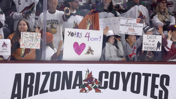 arizona-coyotes-fans-chant-3-words-to-express-their-feelings-about-the-team’s-move-to-salt-lake-city