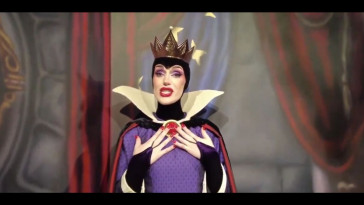 report:-family-outraged-at-disney-world-–-realized-the-evil-queen-‘actress’-they-took-pics-with-was-a-man