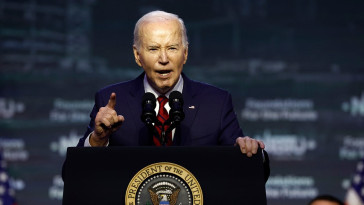 biden-ridiculed-after-reading-‘pause’-instruction-on-the-teleprompter-out-loud:-‘i’m-ron-burgundy?’