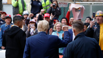 nyc-construction-workers-and-union-members-go-wild-when-trump-makes-unexpected-visit-en-route-to-courthouse