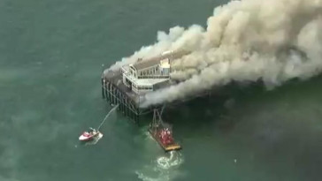 just-in:-massive-fire-consumes-oceanside-pier-in-san-diego-(video)