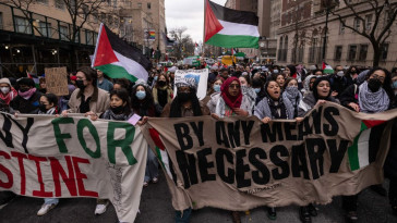columbia-university-caves,-will-not-use-police-to-clear-out-anti-israel-encampment